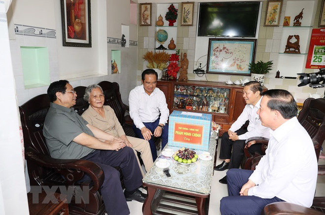 Thủ tướng Phạm Minh Chính thăm thương binh Phạm Thị Xinh tại Khu phố 3, thị trấn Bến Lức, huyện Bến Lức. (Ảnh: Dương Giang/TTXVN) Thủ tướng: Long An cần khai thác hiệu quả không gian phát triển ảnh 3