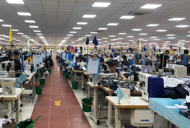 Sản xuất hàng dệt may xuất khẩu. (Ảnh: Vietnam+) Vì sao kim ngạch xuất khẩu dệt may giảm mạnh trong quý 1? ảnh 1