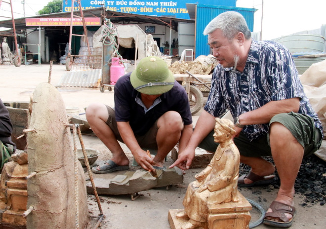 Cựu chiến binh Phan Trọng Điền (phải), Giám đốc Công ty Trách nhiệm hữu hạn Một thành viên Đúc đồng Nam Thiên (xã Xuân Ninh, huyện Xuân Trường) hướng dẫn công nhân làm việc. (Ảnh: Nguyễn Lành/TTXVN) Những thương binh tiên phong trên mặt trận kinh tế ở Nam Định ảnh 2