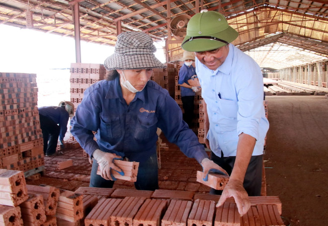 Cựu chiến binh Vũ Mạnh Hùng, Giám đốc Công ty TNHH Sông Giang (xã Hải Giang, huyện Hải Hậu) kiểm tra sản phẩm. (Ảnh: Nguyễn Lành/TTXVN) Những thương binh tiên phong trên mặt trận kinh tế ở Nam Định ảnh 1
