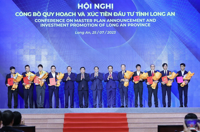 Thủ tướng Phạm Minh Chính chứng kiến trao chứng nhận đăng ký đầu tư của tỉnh Long An cho các nhà đầu tư. (Ảnh: Dương Giang/TTXVN) Thủ tướng: Long An cần khai thác hiệu quả không gian phát triển ảnh 1