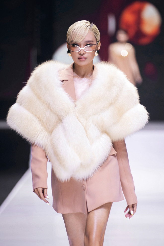 5. Một look nằm trong BST _Tears of Gold_ của thương hiệu CEM by Lê Minh Ngọc(31).jpeg