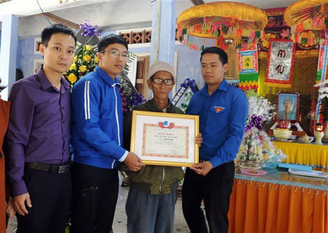 Truy tặng bằng khen cho dân quân dũng cảm trong đợt mưa lụt ảnh 1