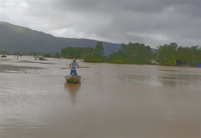 Mưa lũ tại Bình Định làm 6 người chết, hơn 10.000 ngôi nhà bị ngập ảnh 1