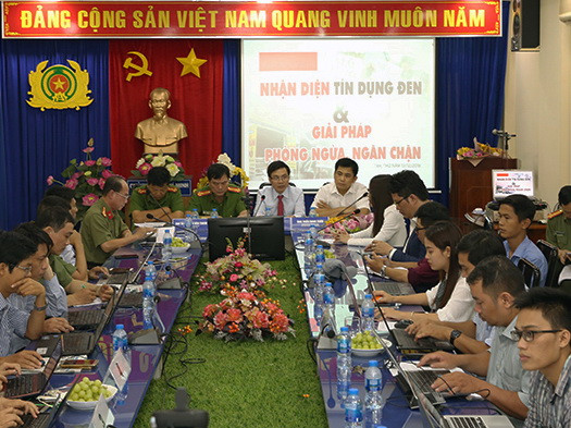 Tín dụng đen: Mang cả quan tài, vòng hoa để khủng bố người vay nợ ảnh 1