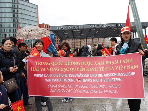 Người Việt tại Đức biểu tình phản đối Trung Quốc. (Ảnh: Mạnh Hùng-Thanh Hải/Vietnam+) Biểu tình ở Đức phản đối hành động sai trái của Trung Quốc ảnh 1