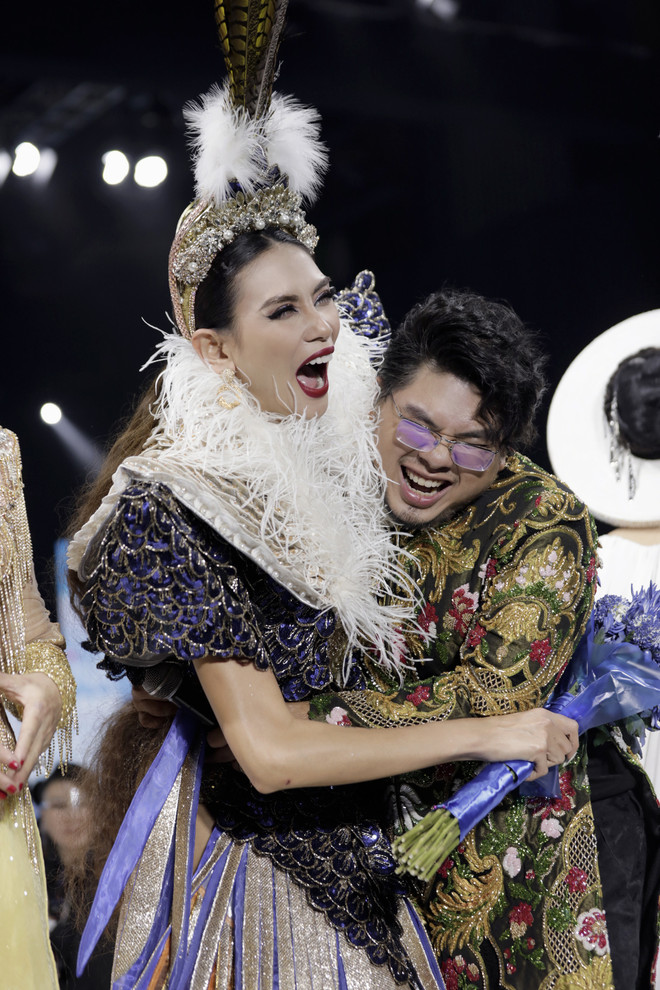 Những dư âm rực rỡ khép lại Tuần lễ Thời trang Quốc tế Việt Nam ảnh 12