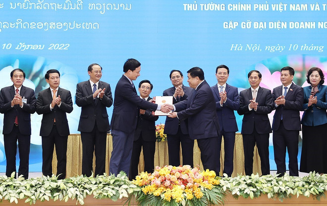 Thủ tướng Việt Nam và Thủ tướng Lào gặp gỡ doanh nghiệp hai nước ảnh 2