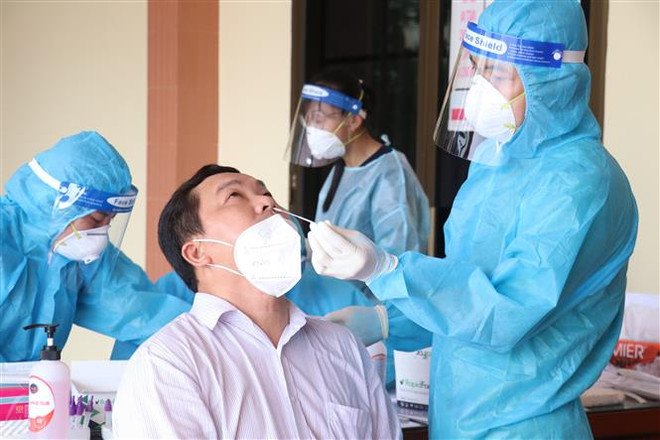 Lấy mẫu xét nghiệm COVID-19. (Nguồn: TTXVN) Ngày 10/1, cả nước có 89.842 bệnh nhân COVID-19 khỏi bệnh ảnh 1
