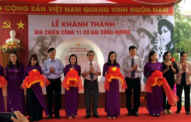 Cắt bang khánh thành bia chiến công 11 cô gái sông Hương. (Ảnh: Quốc Việt/Vietnam+) Thừa Thiên-Huế khánh thành Bia chiến công 11 cô gái sông Hương ảnh 2