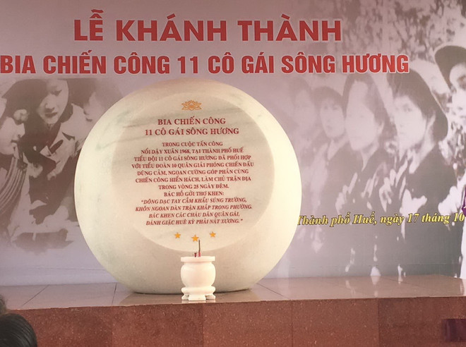 Bia ghi danh chiến công 11 cô gái sông Hương. (Ảnh: Quốc Việt/Vietnam+) Thừa Thiên-Huế khánh thành Bia chiến công 11 cô gái sông Hương ảnh 1