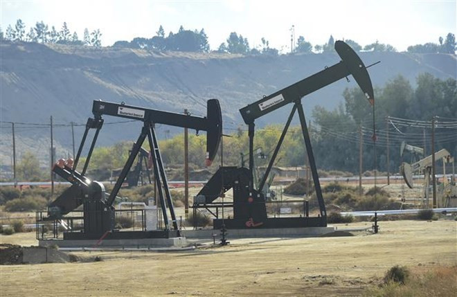 Giàn khoan hoạt động tại giếng dầu của Tập đoàn Chevron ở Bakersfield, California, Mỹ. (Ảnh: AFP/TTXVN) Trung Quốc có thể sẽ không nhập dầu thô của Mỹ trong năm 2019 ảnh 1