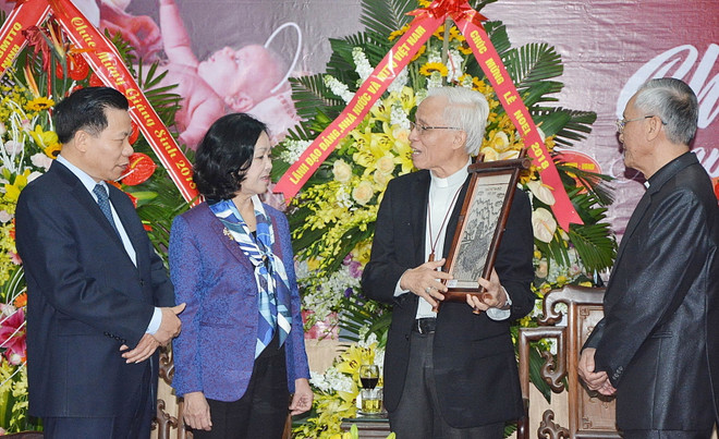 Trưởng Ban Dân vận TW chúc mừng Giáng sinh tại Tòa Giám mục Bắc Ninh ảnh 1