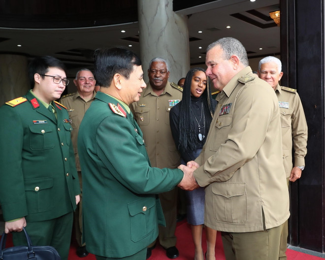 Đại tướng Phan Văn Giang, Bộ trưởng Bộ Quốc phòng và Trung tướng Vicstor Jojo Ramos, Chủ nhiệm chính trị Các lực lượng vũ trang cách mạng Cuba. (Ảnh: Trọng Đức/TTXVN) Triển khai toàn diện, hiệu quả hợp tác quốc phòng Việt Nam-Cuba ảnh 1