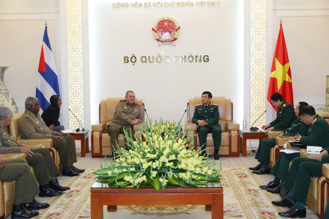 Đại tướng Phan Văn Giang, Bộ trưởng Bộ Quốc phòng tiếp Trung tướng Vicstor Jojo Ramos, Chủ nhiệm chính trị Các lực lượng vũ trang cách mạng Cuba. (Ảnh: Trọng Đức/TTXVN) Triển khai toàn diện, hiệu quả hợp tác quốc phòng Việt Nam-Cuba ảnh 2