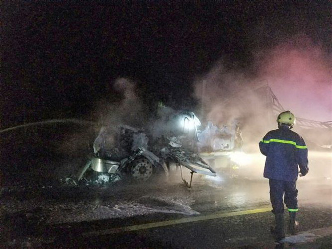 Gia Lai: Xe rơmoóc chở 30 tấn mủ cao su bất ngờ bốc cháy trong đêm ảnh 2