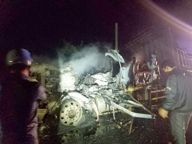 Gia Lai: Xe rơmoóc chở 30 tấn mủ cao su bất ngờ bốc cháy trong đêm ảnh 1