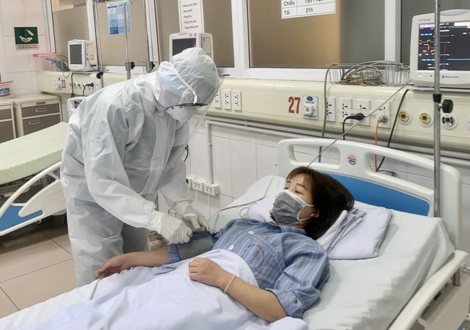 Các bác sỹ Bệnh viện Bệnh nhiệt đới Trung ương cơ sở 2 điều trị bệnh nhân nhiễm COVID-19. (Ảnh: TTXVN) Việt Nam chia sẻ kinh nghiệm chống COVID-19 với Viện Hoa Kỳ-châu Á ảnh 1