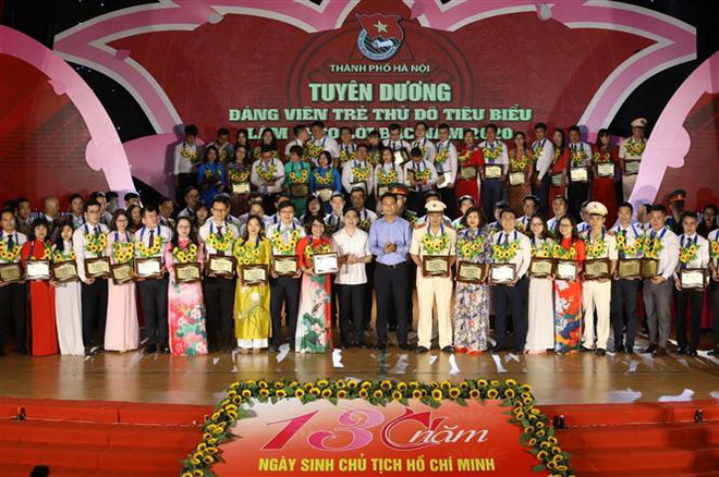 Tuyên dương 90 đảng viên trẻ tiêu biểu xuất sắc của Thủ đô học tập và làm theo lời Bác năm 2020. (Ảnh: Văn Điệp/TTXVN) Tuyên dương 90 đảng viên trẻ tiêu biểu Thủ đô làm theo lời Bác ảnh 1