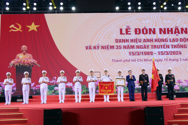 Thừa ủy quyền của Chủ tịch nước, Bí thư Trung ương Đảng, Trưởng Ban Tuyên giáo Trung ương Nguyễn Trọng Nghĩa trao danh hiệu Anh hùng Lao động cho Tổng Công ty Tân cảng Sài Gòn. (Ảnh: Tiến Lực/TTXVN) ttxvn_tan cang sai gon (2).jpg