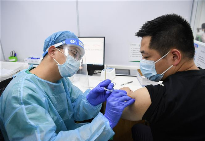 Nhân viên y tế tiêm vaccine ngừa COVID-19 cho người dân tại tỉnh Quảng Đông, Trung Quốc. (Ảnh: THX/TTXVN) Chuẩn bị cho Olympic, Trung Quốc bắt đầu tiêm mũi vaccine tăng cường ảnh 1