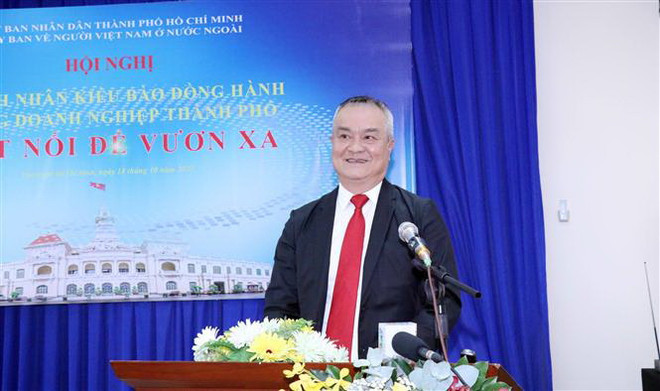 Tiến sỹ Lê Hoàng Thế, Phó Chủ tịch Hiệp hội Doanh nhân Việt Nam ở nước ngoài (BAOOV) đưa ra những kiến nghị nhằm thúc đẩy sự kết nối giữa doanh nghiệp kiều bào và doanh nghiệp Thành phố Hồ Chí Minh. (Ảnh: Xuân Khu/TTXVN) TP.HCM: Kết nối doanh nhân kiều bào với doanh nghiệp trong nước ảnh 1