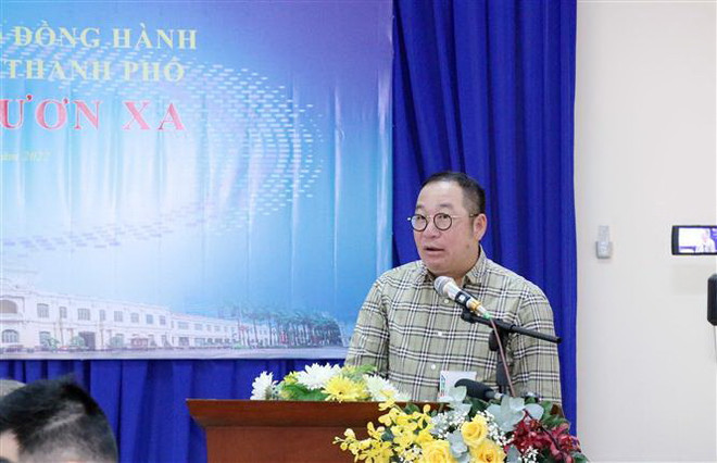 Ông Steve Bùi, kiều bào Nhật Bản, Chủ tịch Tập đoàn Delta E&C, chia sẻ kinh nghiệm đưa hàng hóa Việt Nam sang nước ngoài. (Ảnh: Xuân Khu/TTXVN) TP.HCM: Kết nối doanh nhân kiều bào với doanh nghiệp trong nước ảnh 2