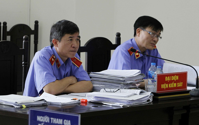 Đại diện Viện Kiểm sát đặt câu hỏi cho bị cáo tại phiên tòa. (Ảnh: Văn Điệp/TTXVN) Xét xử Hà Văn Thắm: Xét hỏi liên quan việc chiếm đoạt 69 tỷ đồng ảnh 2