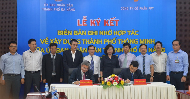 Quang cảnh lễ ký kết. (Ảnh: Đinh Văn Nhiều/TTXVN) Đà Nẵng và Công ty FPT hợp tác xây dựng thành phố thông minh ảnh 1