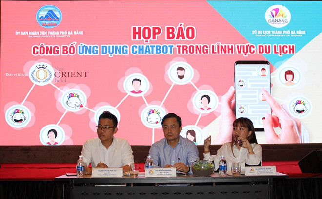 Ông Nguyễn Minh Đức - Giám đốc Công ty Cổ phần Công nghệ Hekate; ông Nguyễn Xuân Bình - Phó Giám đốc Sở Du lịch thành phố Đà Nẵng; bà Nguyễn Thị Hoài An - Phó Giám đốc phụ trách Trung tâm Xúc tiến du lịch Đà Nẵng trả lời câu hỏi của các đơn vị kinh doanh và truyền thông. (Nguồn: danangfantasticity.com) Dễ dàng khám phá Đà Nẵng nhờ ứng dụng Chat bot “Danang Fantasticity" ảnh 1