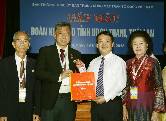 Lãnh đạo Ủy ban Mặt trận Tổ quốc gặp mặt đoàn kiều bào Udon Thani ảnh 1