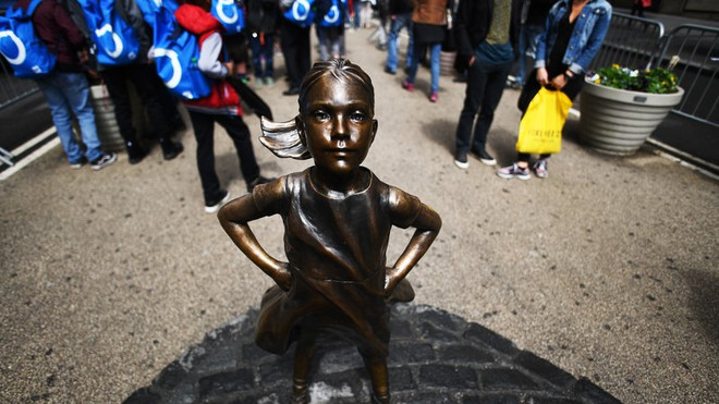 Bức tượng 'Fearless Girl.' (Nguồn: AFP) Đưa tượng 'Cô gái quả cảm' tới gần Sàn chứng khoán New York ảnh 1