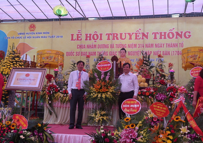 Ban tổ chức nhận hoa chúc mừng lễ khai hội chùa Nhẫm Dương. (Ảnh: Hiền Anh/TTXVN) Hải Dương: Khai hội truyền thống chùa Nhẫm Dương ở Kinh Môn ảnh 1