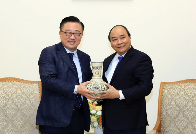 Thủ tướng Nguyễn Xuân Phúc tặng quà lưu niệm cho ông Dongjin Koh, Tổng Giám đốc điều hành Công ty Samsung Điện tử Hàn Quốc. (Ảnh: Thống Nhất/TTXVN) Thủ tướng Nguyễn Xuân Phúc tiếp Tổng Giám đốc Tập đoàn Samsung ảnh 1