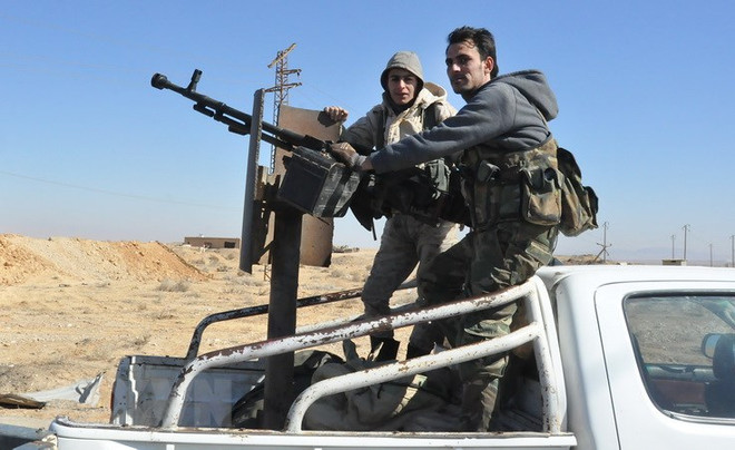 Các lực lượng Syria trong chiến dịch chống IS ở tỉnh Homs. (Nguồn: AFP/TTXVN) Các nhóm khủng bố ở Syria có thể đang chuẩn bị mở mặt trận mới ảnh 1