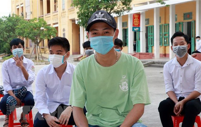 Lấy mẫu xét nghiệm cho học sinh và thầy cô giáo Trường Trung học phổ thông Lê Quý Đôn, huyện Trực Ninh, tỉnh Nam Định. (Ảnh: Văn Đạt/TTXVN) Nam Định phê bình tổ chức, cá nhân vi phạm quy định phòng dịch ảnh 1