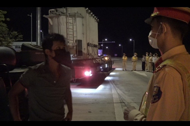 Phạt nặng chủ xe và lái xe chở hàng vượt tải trọng trên đường cao tốc ảnh 1