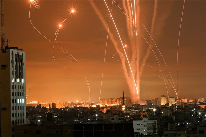 Rocket được phóng từ Beit Lahia, phía Bắc Dải Gaza hiện do Phong trào Hamas của Palestine kiểm soát, hướng về lãnh thổ Israel tối 14/5/2021. (Ảnh: AFP/TTXVN) Mỹ thảo luận với Israel và Palestine về căng thẳng ở Dải Gaza ảnh 1