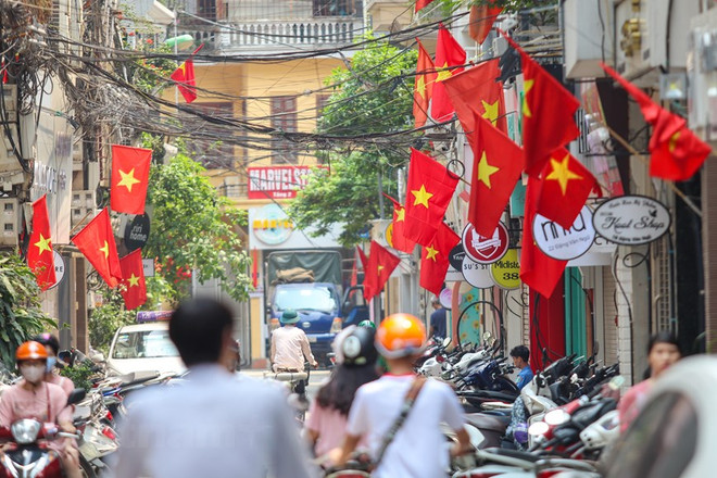 Nhiều tuyến phố treo cờ Tổ quốc để chào mừng những ngày lễ lớn của đất nước. (Ảnh: Vietnam+) Bài viết của TBT Nguyễn Phú Trọng về con đường đi lên CNXH ở Việt Nam ảnh 2