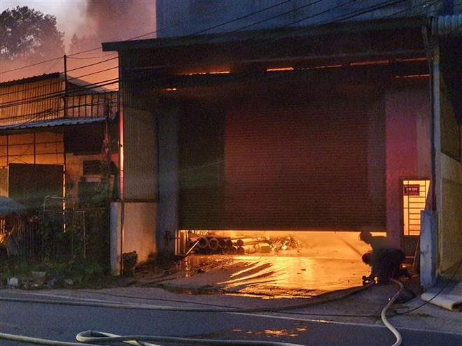 Bình Dương: Cháy lớn thiêu rụi năm kiốt và một nhà dân liền kề ảnh 2