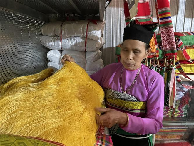 Người phụ nữ Mường gìn giữ nghề dệt vải thổ cẩm ở xứ Thanh ảnh 1