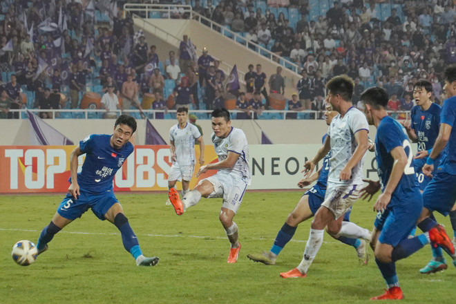 Tiền đạo Tuấn Hải (áo trắng) ghi bàn ấn định chiến thắng 2-1 của Hà Nội FC trước CLB Wuhan Three Towns. (Ảnh: Việt Anh/Vietnam+) HLV Lê Đức Tuấn: 'Hà Nội FC đặt mục tiêu giành 1 điểm trước Pohang' ảnh 1