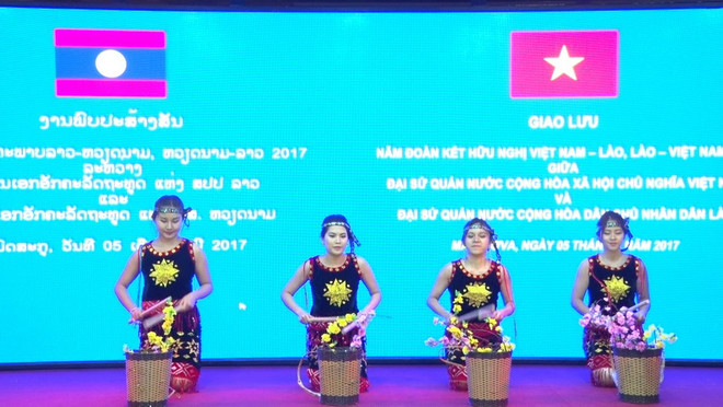 Giao lưu văn nghệ, thể thao kỷ niệm 55 năm thiết lập quan hệ Việt-Lào ảnh 1