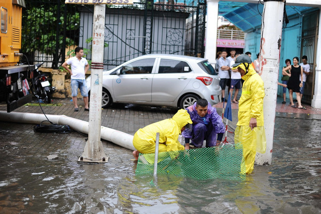 Nhiều tuyến phố tại Hà Nội ngập sâu sau cơn mưa lớn kéo dài ảnh 2