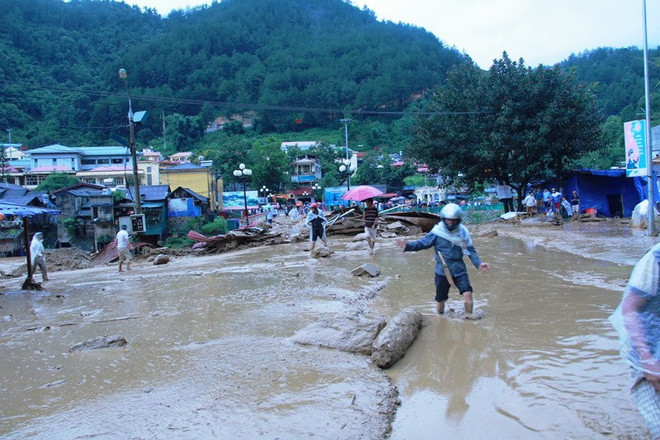 Đảm bảo công tác khám chữa bệnh cho người dân vùng lũ ảnh 1