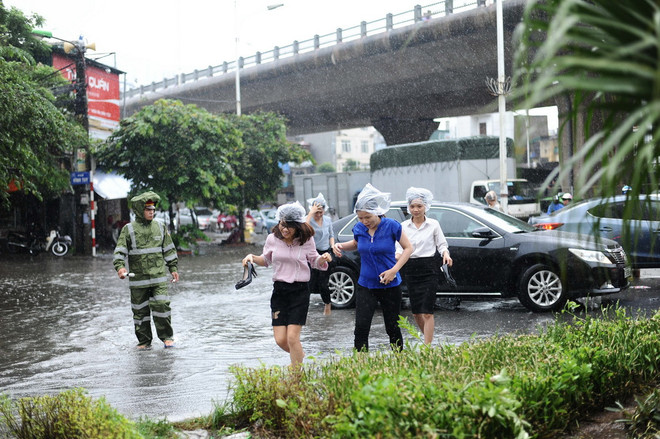 Nhiều tuyến phố tại Hà Nội ngập sâu sau cơn mưa lớn kéo dài ảnh 4