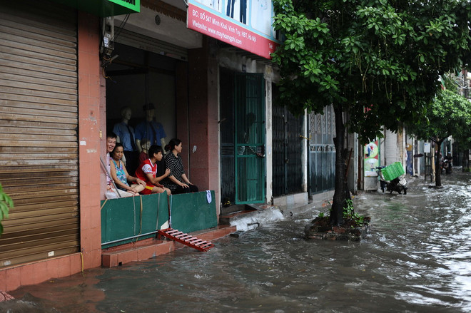 Nhiều tuyến phố tại Hà Nội ngập sâu sau cơn mưa lớn kéo dài ảnh 3