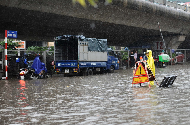 Nhiều tuyến phố tại Hà Nội ngập sâu sau cơn mưa lớn kéo dài ảnh 5