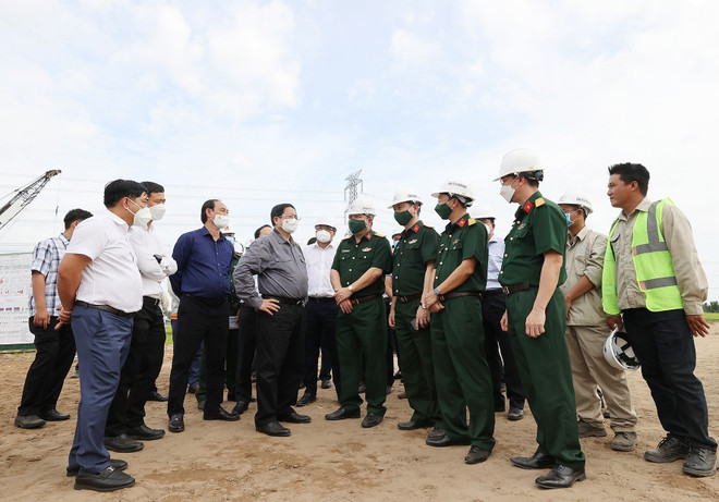 [Photo] Thủ tướng kiểm tra Dự án đường cao tốc Mỹ Thuận-Cần Thơ ảnh 2
