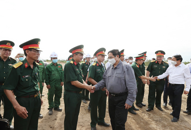 [Photo] Thủ tướng kiểm tra Dự án đường cao tốc Mỹ Thuận-Cần Thơ ảnh 1